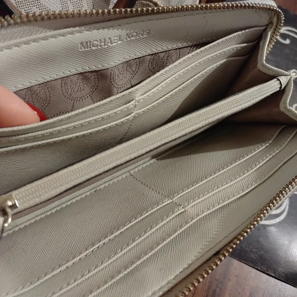 Michal Kors Bag & Wallet set - Picture 7 of 11